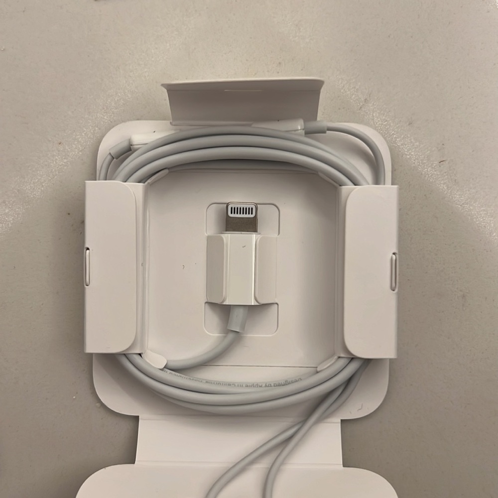 COPY - Apple EarPods Headphones with Lightning Connector (wired) - Picture 3 of 3